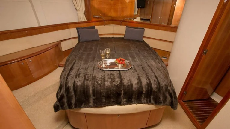 enjoy the best service with burjuman yacht